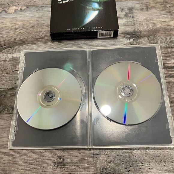 War of the Worlds - The Complete First Season- DVD set - Picture 6 of 8